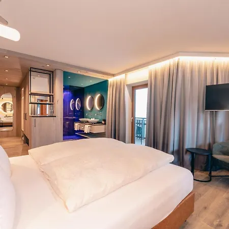 Отель Zillergrundrock Luxury Mountain Майрхофен