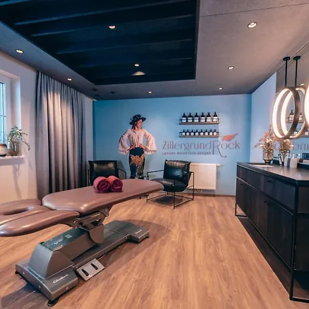 Отель Zillergrundrock Luxury Mountain